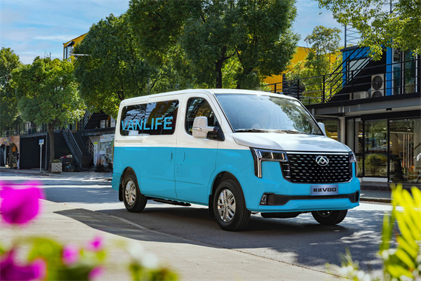 跑得猛、花得少、养得省、全场景！“全场景高价值轻客”上汽大通新途V80 9AT荣耀上市，全面高人一档